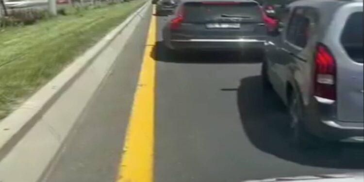 Ambulansa yol vermeyen düğün konvoyu sahiplerine 49.810 bin lira idari para cezası verildi, 3 araç trafikten men edildi