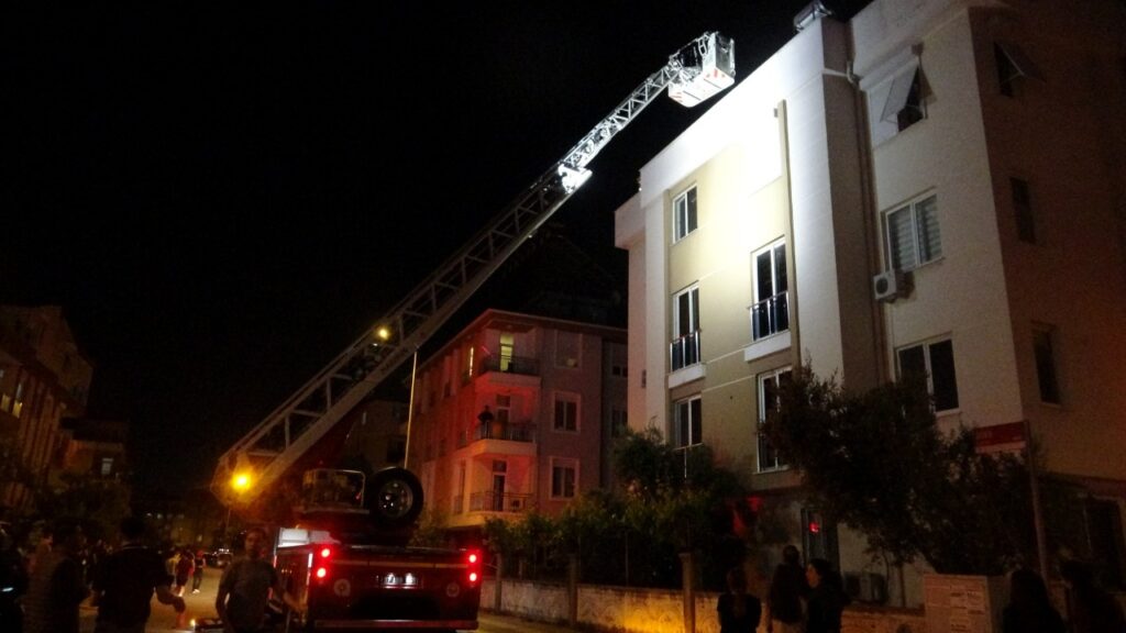 Antalya'da Yangın Paniği! Alevler Apartmanı Sarınca Çatıya Kaçtılar
