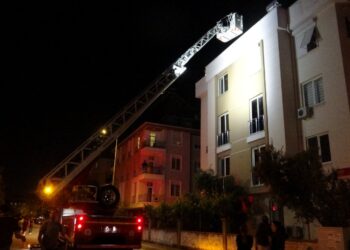 Antalya'da Yangın Paniği! Alevler Apartmanı Sarınca Çatıya Kaçtılar