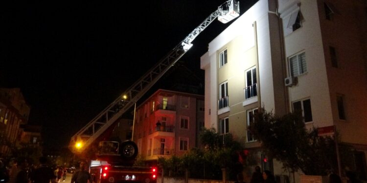 Antalya'da Yangın Paniği! Alevler Apartmanı Sarınca Çatıya Kaçtılar