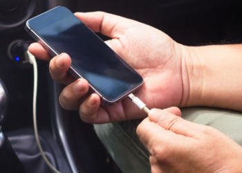 Arabada Telefonunuzu Şarj Ederken İki Kez Düşünün