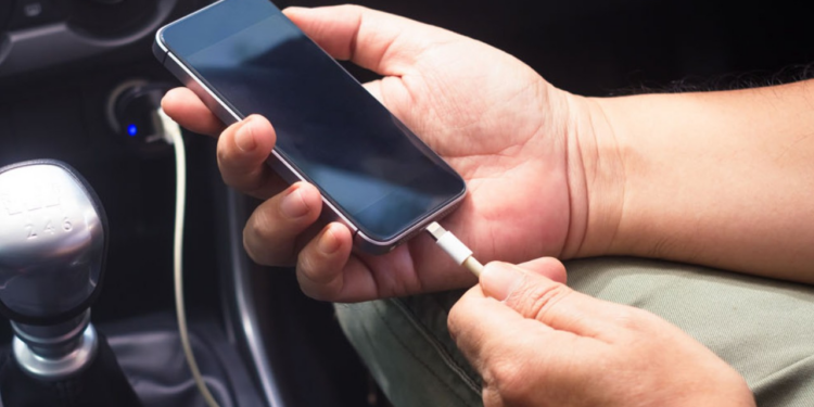 Arabada Telefonunuzu Şarj Ederken İki Kez Düşünün