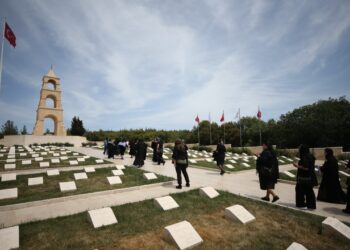 Azerbaycanlı Şehit Ailelerinden Gelibolu'da Duygusal Ziyaret