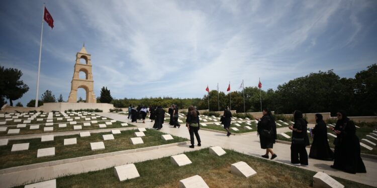 Azerbaycanlı Şehit Ailelerinden Gelibolu'da Duygusal Ziyaret