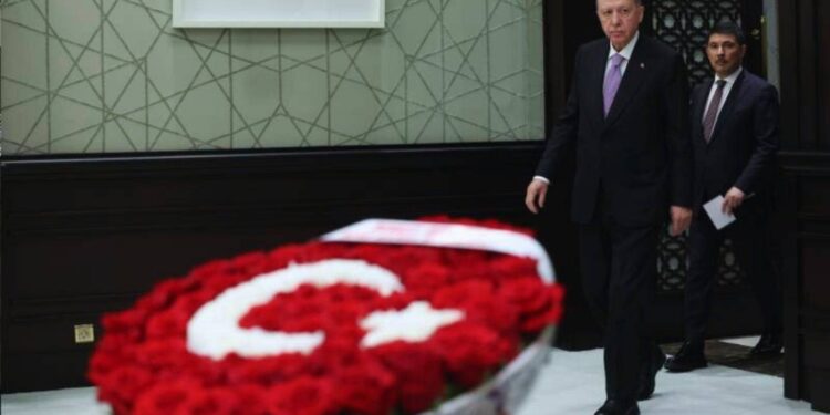 Bahçeli'den Cumhurbaşkanlığı Kabinesi'ne çiçek jesti