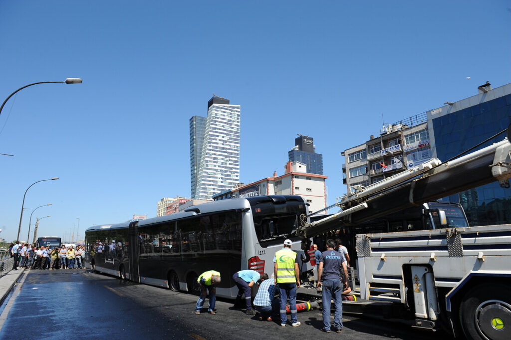 Beylikdüzü’nde metrobüs kazası: 1 ölü, 20 yaralı