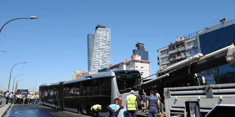 Beylikdüzü’nde metrobüs kazası: 1 ölü, 20 yaralı
