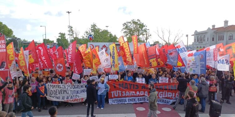 Birkaç saat içinde kutlamalara 100 bin kişi katıldı