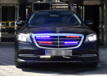 Bizim vergilerimizle kimleri koruyor, kimlere bu çakarlı araçları kullanma hakkı veriyorsunuz, açıklayın!