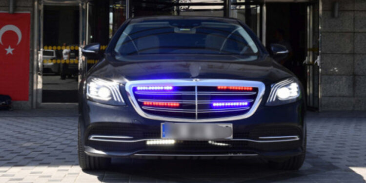 Bizim vergilerimizle kimleri koruyor, kimlere bu çakarlı araçları kullanma hakkı veriyorsunuz, açıklayın!