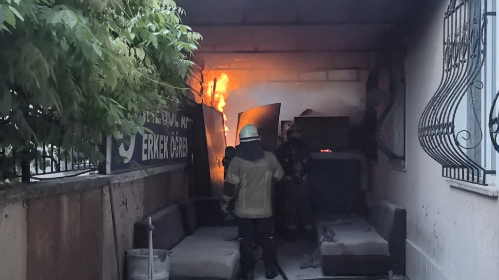 Bursa'da Erkek Öğrenci Yurdunda Korkutan Yangın