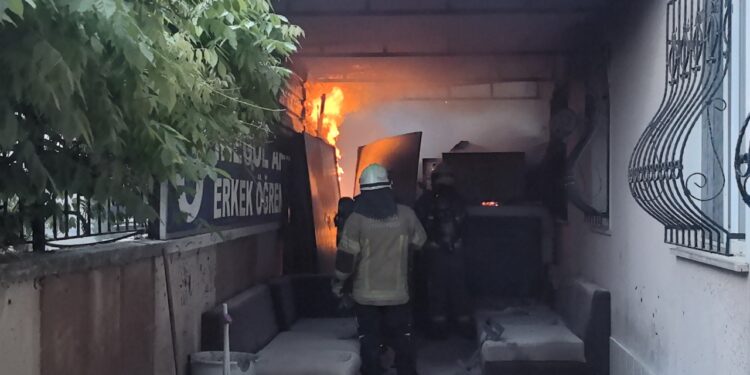 Bursa'da Erkek Öğrenci Yurdunda Korkutan Yangın