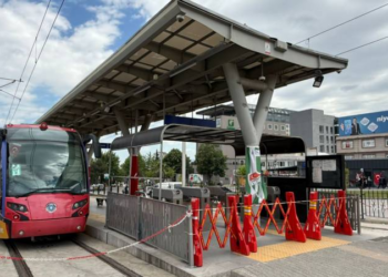Bursa’da toplu taşıma işçileri greve çıktı; BURULAŞ iş yerlerine “Bu iş yerinde grev vardır” pankartı asıldı