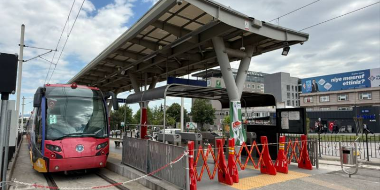 Bursa’da toplu taşıma işçileri greve çıktı; BURULAŞ iş yerlerine “Bu iş yerinde grev vardır” pankartı asıldı
