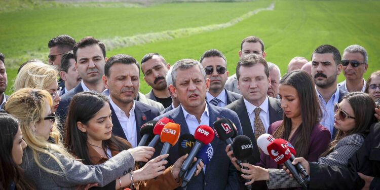 CHP Lideri Özel, İmamoğlu’nu cezaevinde ziyaret etti