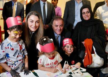 Çocukların İmamoğlu’na Yaptığı Resimlerden Oluşan ‘Üzülme’ Sergisi Açıldı