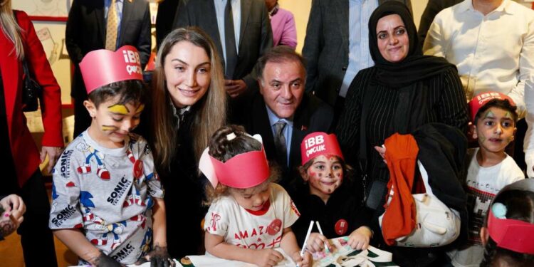 Çocukların İmamoğlu’na Yaptığı Resimlerden Oluşan ‘Üzülme’ Sergisi Açıldı