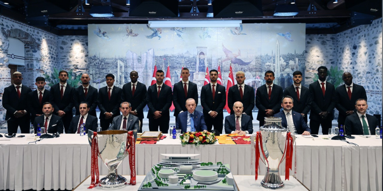 Cumhurbaşkanı Erdoğan'dan Galatasaray'a Çifte Tebrik! 'Bu Vicdanlı Tavrını Tarih Kaydetti'