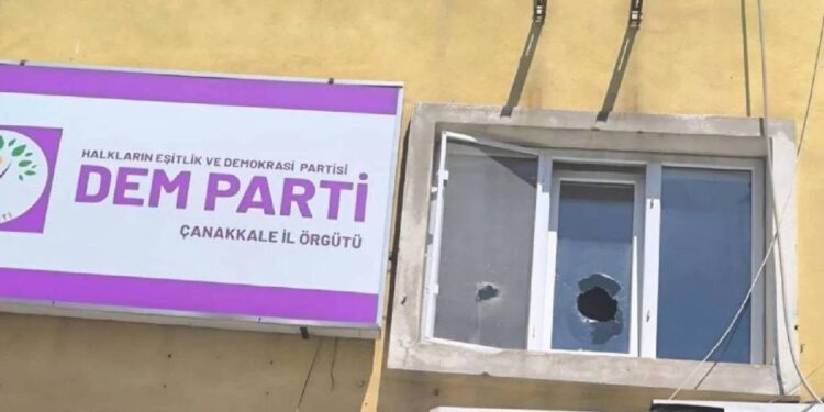 DEM Parti İl Binasına Taşlı Saldırı