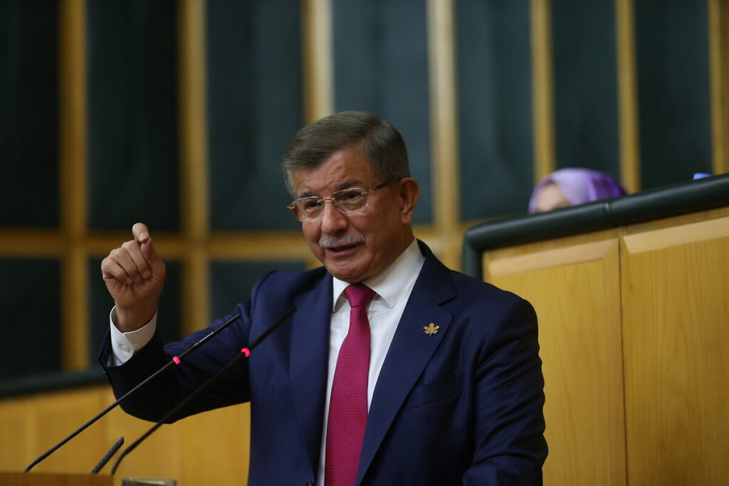 Davutoğlu’ndan AKP’ye transfer tepkisi: Siyaseti küçük hesaplarla kirletmeyin