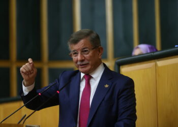 Davutoğlu’ndan AKP’ye transfer tepkisi: Siyaseti küçük hesaplarla kirletmeyin