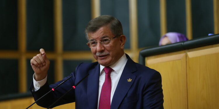 Davutoğlu’ndan AKP’ye transfer tepkisi: Siyaseti küçük hesaplarla kirletmeyin