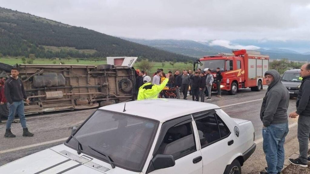 Denizli’de İşçi Servisi Karşı Şeride Geçip Kazaya Karıştı: 1'i Ağır, 13 Yaralı