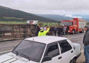 Denizli’de İşçi Servisi Karşı Şeride Geçip Kazaya Karıştı: 1'i Ağır, 13 Yaralı