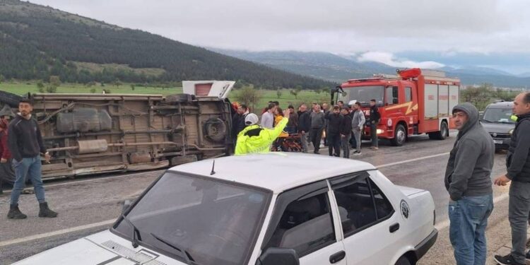 Denizli’de İşçi Servisi Karşı Şeride Geçip Kazaya Karıştı: 1'i Ağır, 13 Yaralı