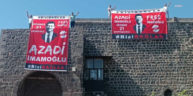 Diyarbakır'da 'Azadi İmamoğlu' Pankartına Engel! Gözaltılar Var