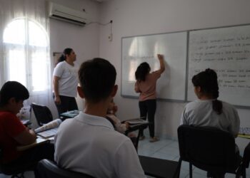 Ebeveynler ve çocukları aynı sıralarda dillerini öğreniyor