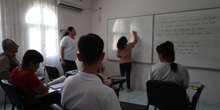 Ebeveynler ve çocukları aynı sıralarda dillerini öğreniyor