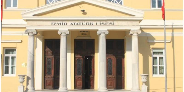 Emniyet müdürünün lisede verdiği seminer tartışma yarattı; "Pedagojik olmayan ifadeler kullanıldı, silahla bulunması doğru değil"