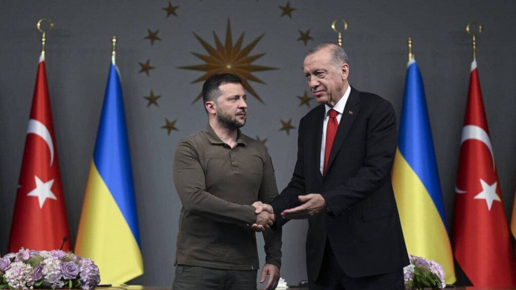 Erdoğan, Zelenski ile telefonda görüştü, barış için Rusya ve Ukrayna heyetlerini Türkiye'de ağırlamaktan memnuniyet duyacağını söyledi