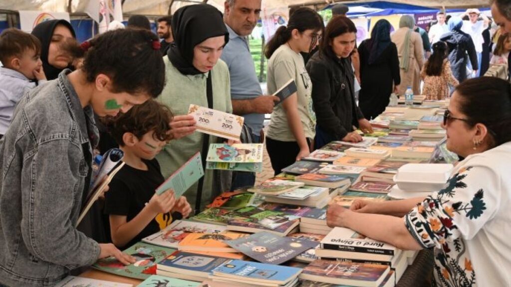 Erxenî'deki Kitap fuarına ilgi yoğun oldu