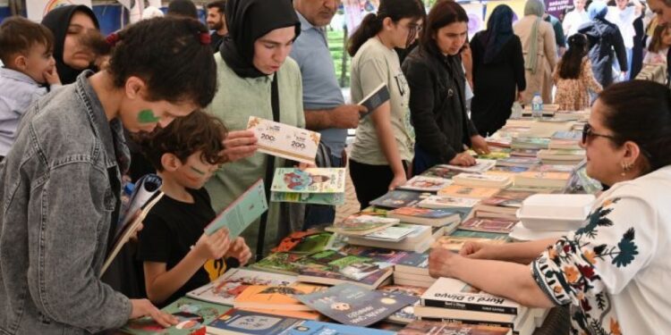 Erxenî'deki Kitap fuarına ilgi yoğun oldu