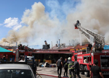Erzincan'da lokantada çıkan yangın bitişikteki iş yerlerine sıçradı: 20 dükkan zarar gördü