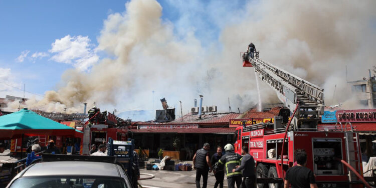 Erzincan'da lokantada çıkan yangın bitişikteki iş yerlerine sıçradı: 20 dükkan zarar gördü