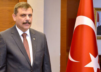 Erzurum Valisi, oğlunun çakarlı araç videosuyla ilgili "Beşer, şaşar" dedi; sokak hayvanı savunucularına kızdı: Aynı hassasiyeti delikanlıdan esirgediler