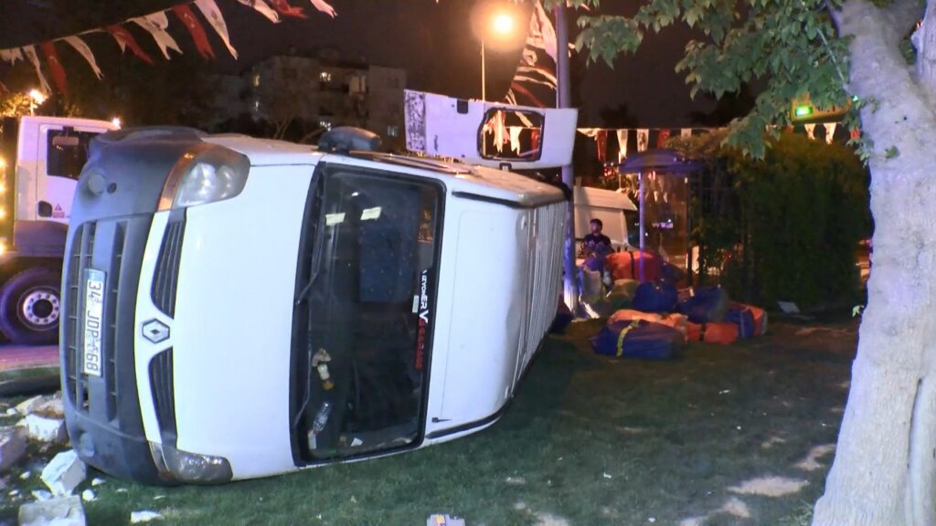 Fatih'te Minibüs Kaldırıma Çıkarak Devrildi