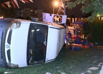 Fatih'te Minibüs Kaldırıma Çıkarak Devrildi