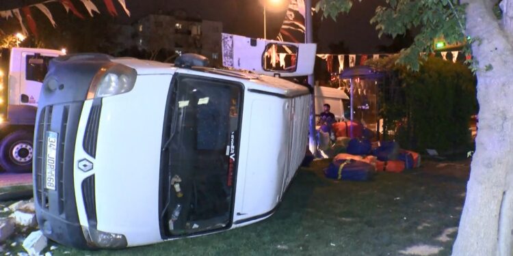Fatih'te Minibüs Kaldırıma Çıkarak Devrildi