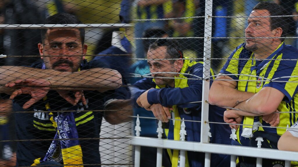 Fenerbahçe Taraftarından Beşiktaş Derbisinde Büyük Tepki: 'Ali Koç İstifa' Sesleri Yükseldi