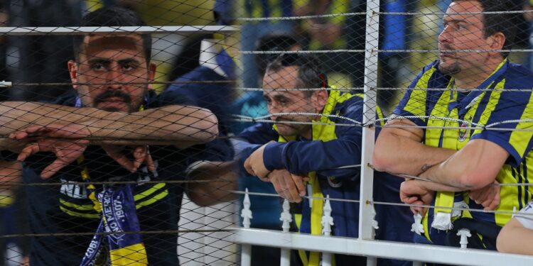 Fenerbahçe Taraftarından Beşiktaş Derbisinde Büyük Tepki: 'Ali Koç İstifa' Sesleri Yükseldi