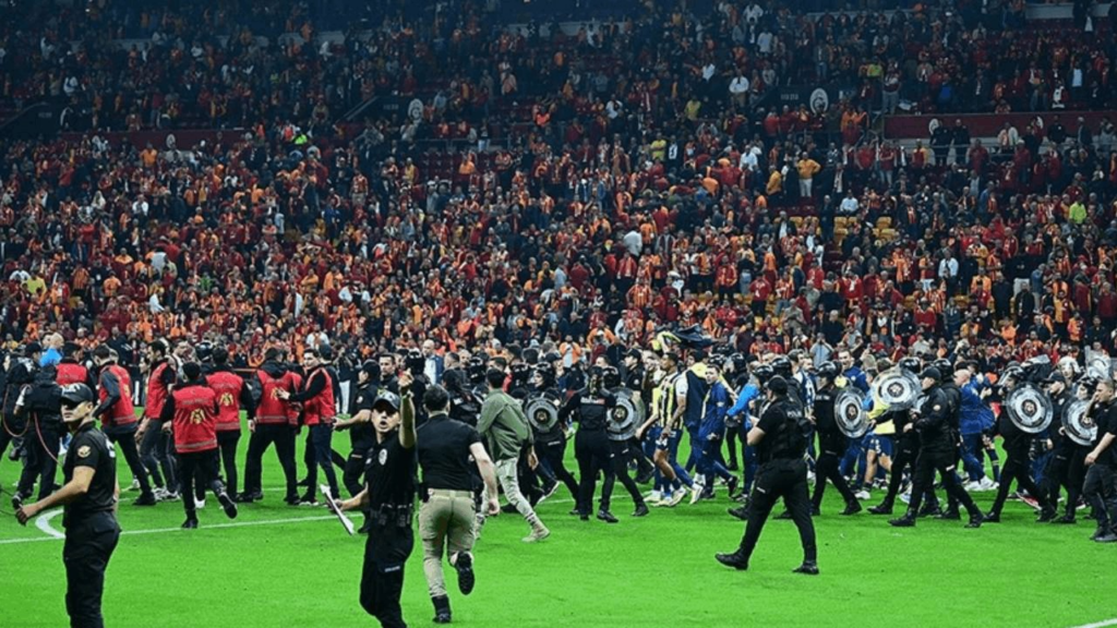 Fenerbahçeli Futbolcular Mert Müldür ve Oosterwolde Hakkında Zorla Getirme Kararı