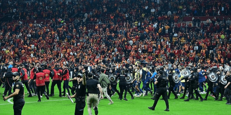 Fenerbahçeli Futbolcular Mert Müldür ve Oosterwolde Hakkında Zorla Getirme Kararı