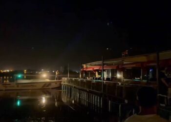 Fırat Nehri üzerinde sabitlenen restoranın halatı koptu, sürüklenen müşteri ve personel botla kurtarıldı