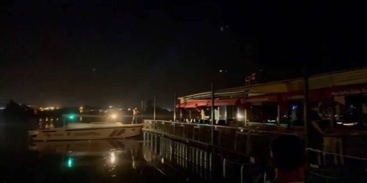 Fırat Nehri üzerinde sabitlenen restoranın halatı koptu, sürüklenen müşteri ve personel botla kurtarıldı