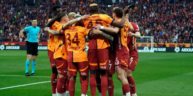 Galatasaray’dan Gol Fırtınası: Sivasspor'u 4 Golle Geçti, Zirvede Fark 8'e Çıktı