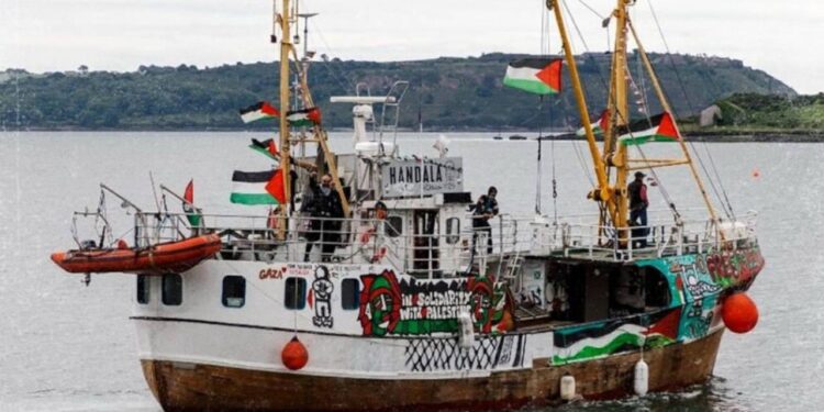 Gazze ablukasını kırmak için yola çıkan yardım gemisini İsrail, Malta açıklarında drone ile vurdu: “30 aktivistin olduğu gemi batabilir”